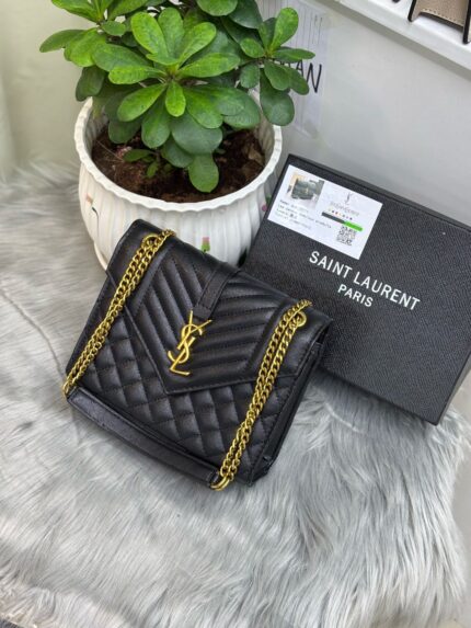 ENVELOPE MEDIUM IN QUILTED GRAIN DE POUDRE EMBOSSED LEATHER IN BLACK