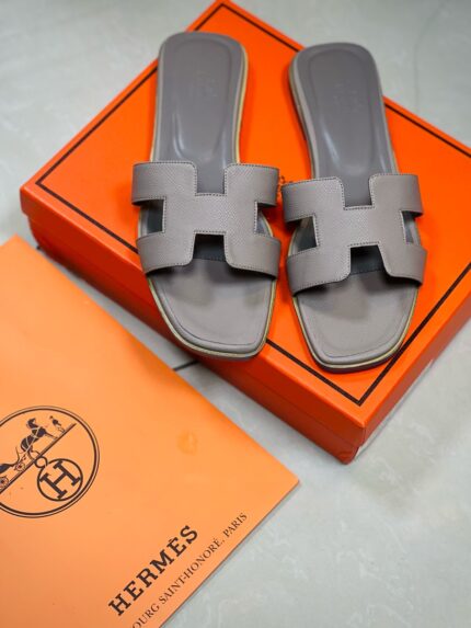 Hermès Oran sandals in the color Étoupe