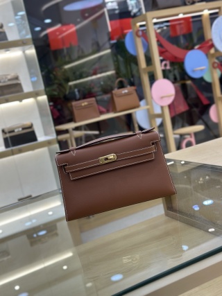 Hermès Kelly Pochette in gold Swift leather with gold hardware.