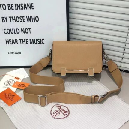 Hermès Geta crossbody bag crafted in Chèvre Mysore goatskin with a signature leather-sheathed "H" clasp.