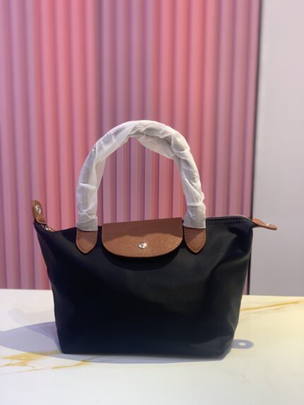 Black Longchamp Le Pliage shoulder tote bag made from nylon and leather trim