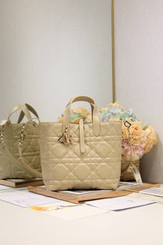 Medium Dior Toujours Bag in light biscuit calfskin with Macrocannage topstitching